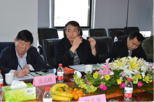 北京市工商聯(lián)佘運副主席(中)、張峰處長(左)，北京市統(tǒng)戰(zhàn)部曹杰處長(右)