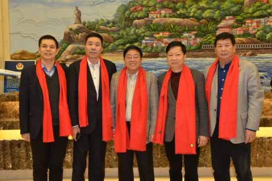 仟億達(dá)集團(tuán)董事長(zhǎng)鄭兩斌（左一）、陜西廈門(mén)商會(huì)會(huì)長(zhǎng)陳信雄（左二）、與廈門(mén)市人原副主任汪興裕（正中）、廈門(mén)駐京辦主任王飛（右二）廈門(mén)企業(yè)商會(huì)會(huì)長(zhǎng)蔣清林（右一）