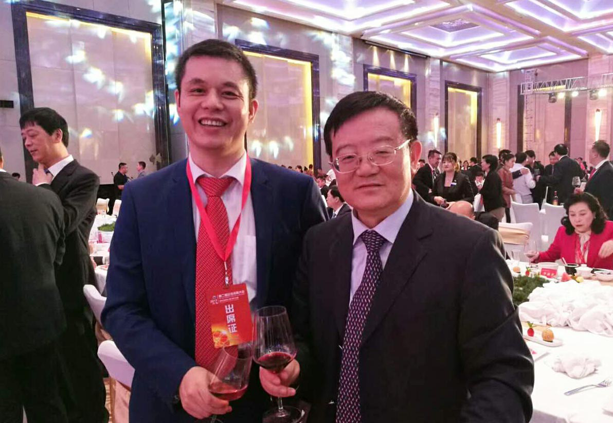 全國工商聯(lián)黨組書記、常務(wù)副主席徐樂江（右）與仟億達(dá)集團(tuán)董事長鄭兩斌（左）
