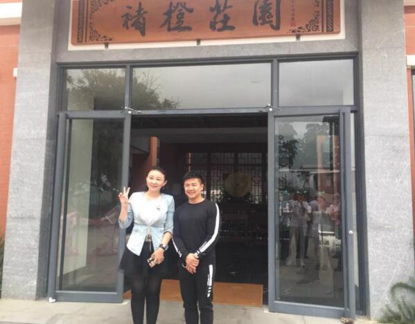 仟億達(dá)集團(tuán)總裁(左)與型動(dòng)體育始人、奧運(yùn)陳一冰(右)